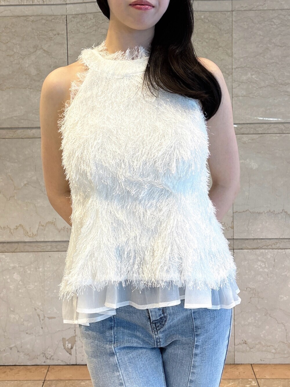 ブラック系のサンダル、ブルー系のデニムパンツ、ホワイト系のタンクトップを着用したレディースの夏コーディネートの7枚目の写真