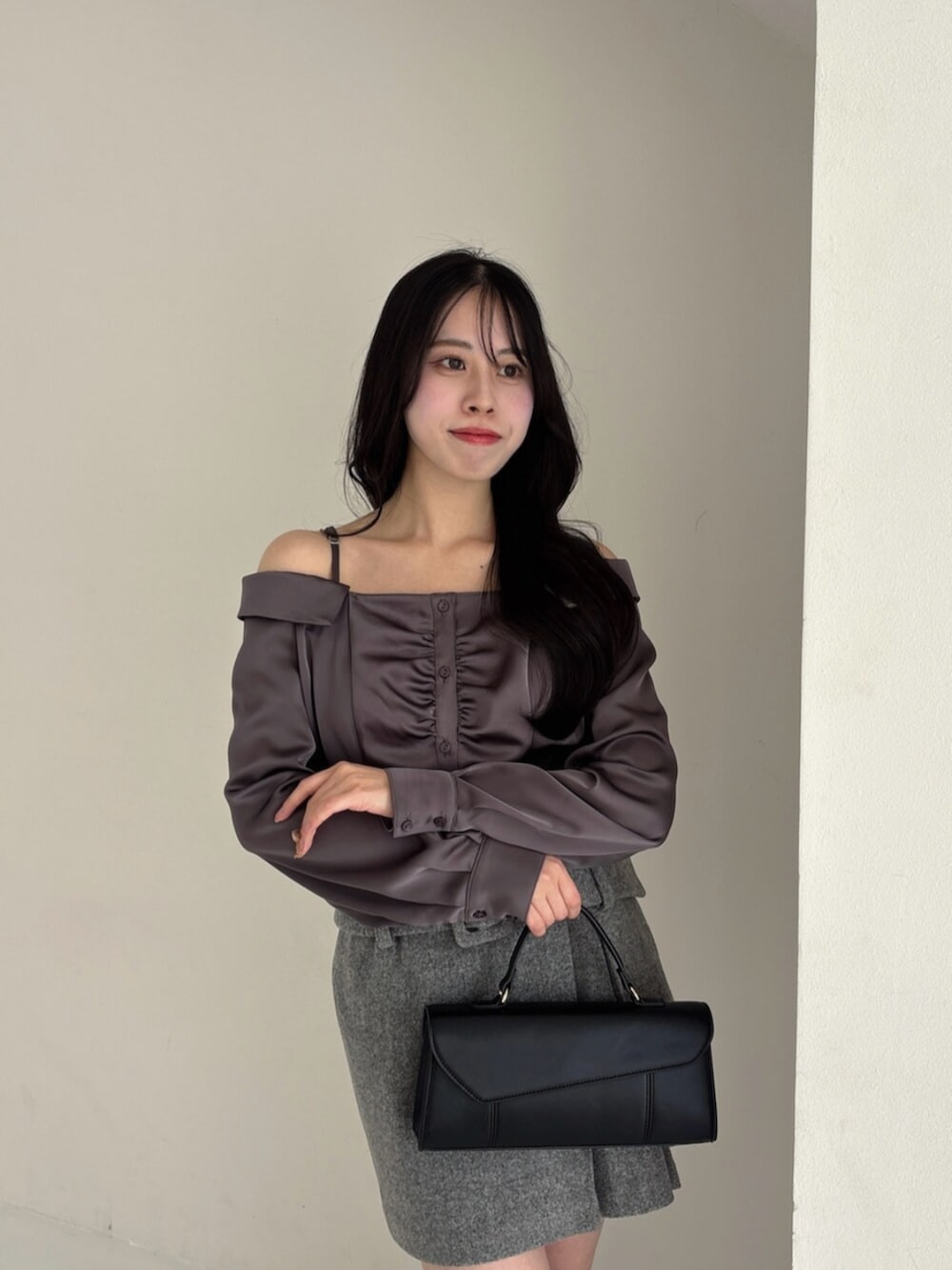 ブラック系のブーツ、グレー系のシャツ/ブラウス、グレー系のスカートを着用したレディースの秋コーディネートの6枚目の写真