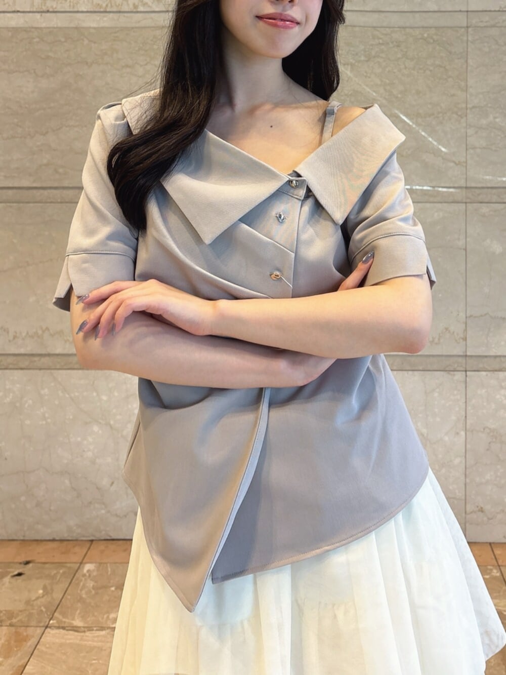 ブラック系のサンダル、ホワイト系のスカート、グレー系のシャツ/ブラウスを着用したレディースの夏コーディネートの5枚目の写真