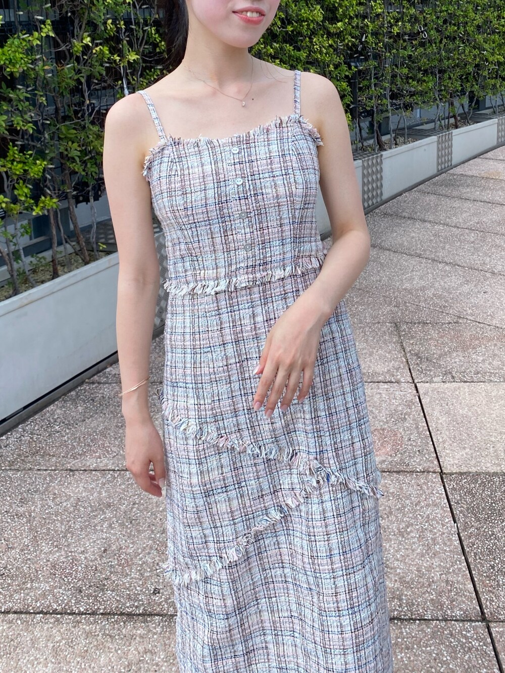 ピンク系のワンピースを着用したレディースの夏コーディネートの4枚目の写真