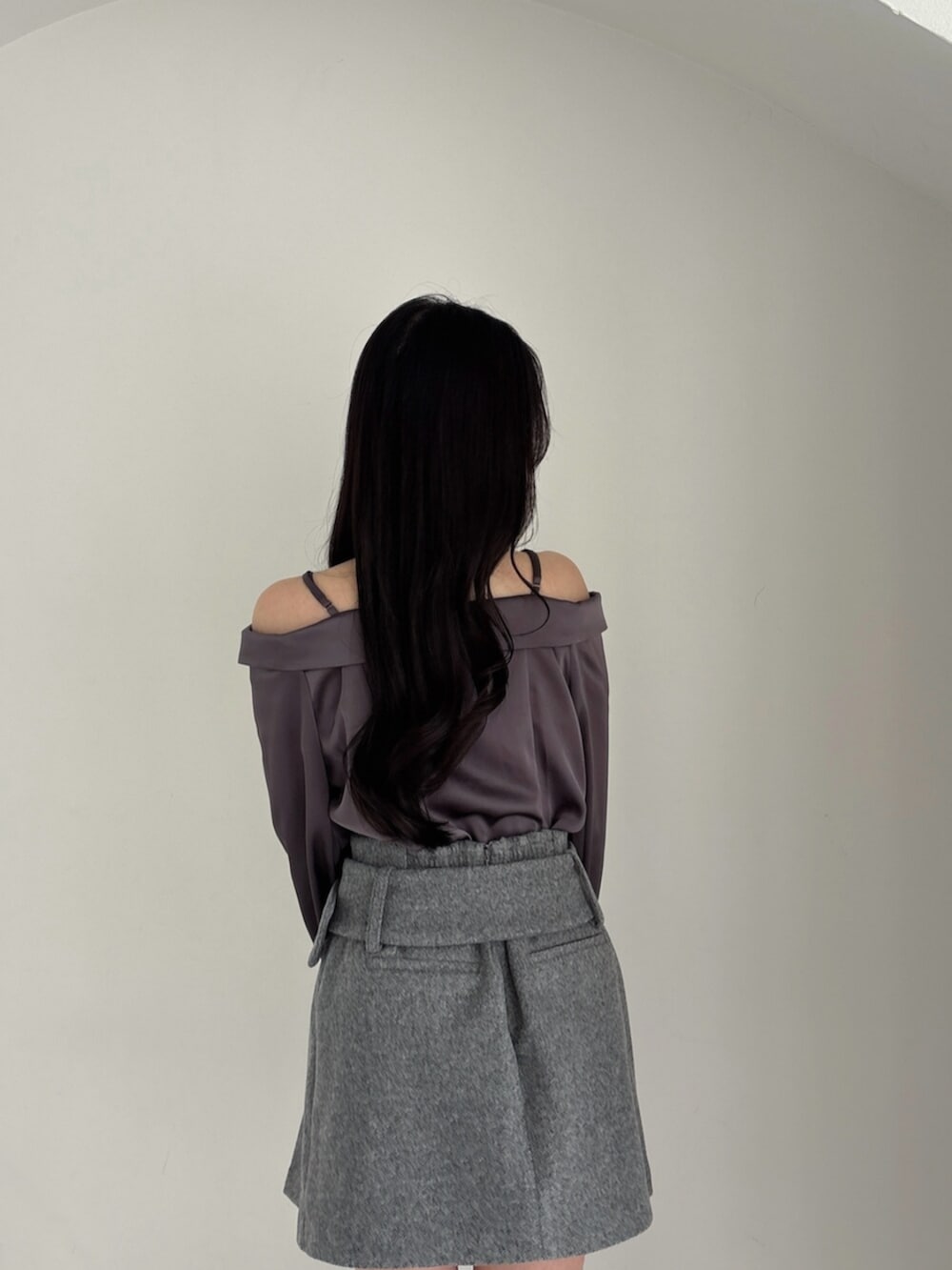 ブラック系のブーツ、グレー系のシャツ/ブラウス、グレー系のスカートを着用したレディースの秋コーディネートの8枚目の写真