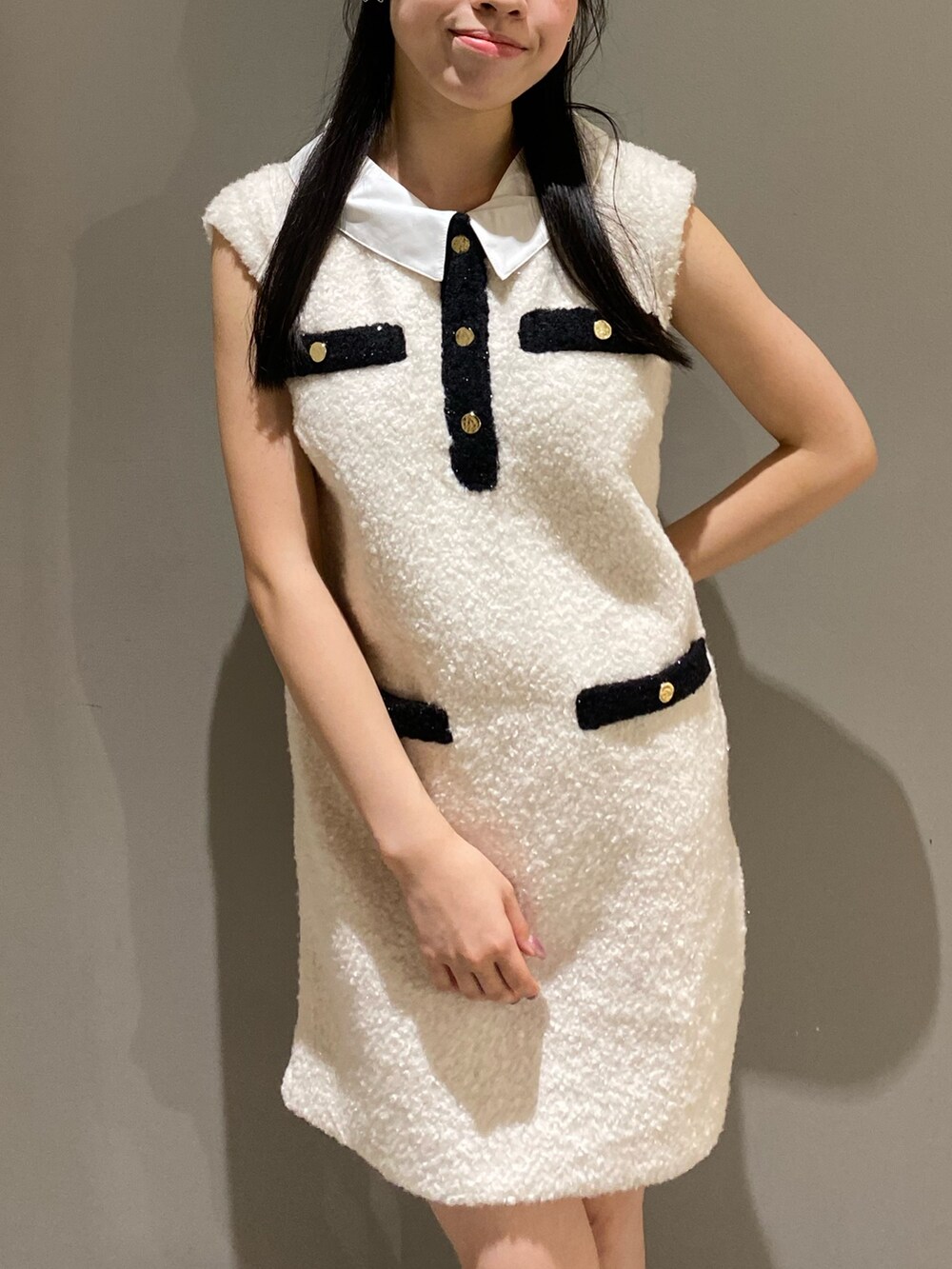 ホワイト系のワンピースを着用したレディースの秋コーディネートの7枚目の写真