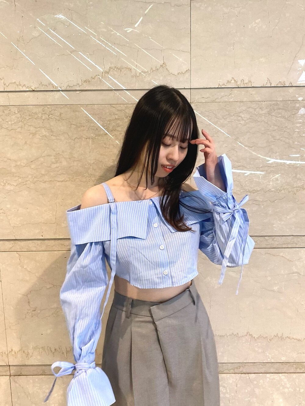 グレー系のスカート、ブルー系のシャツ/ブラウスを着用したレディースの冬コーディネートの7枚目の写真