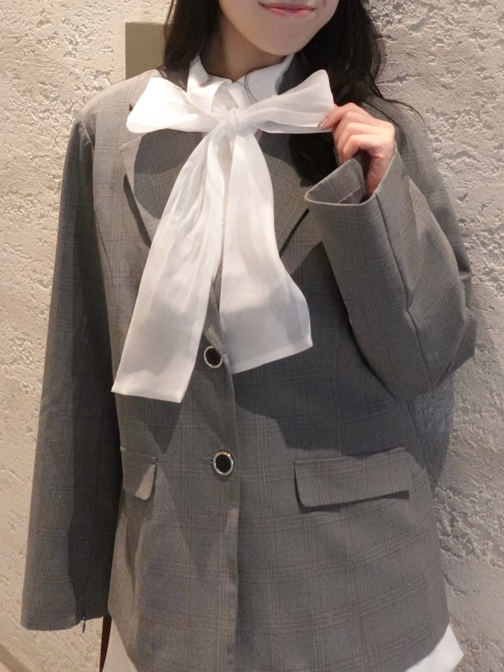 グレー系のテーラードジャケット、その他のシャツ/ブラウス、ホワイト系のスカートを着用したレディースの冬コーディネートの9枚目の写真