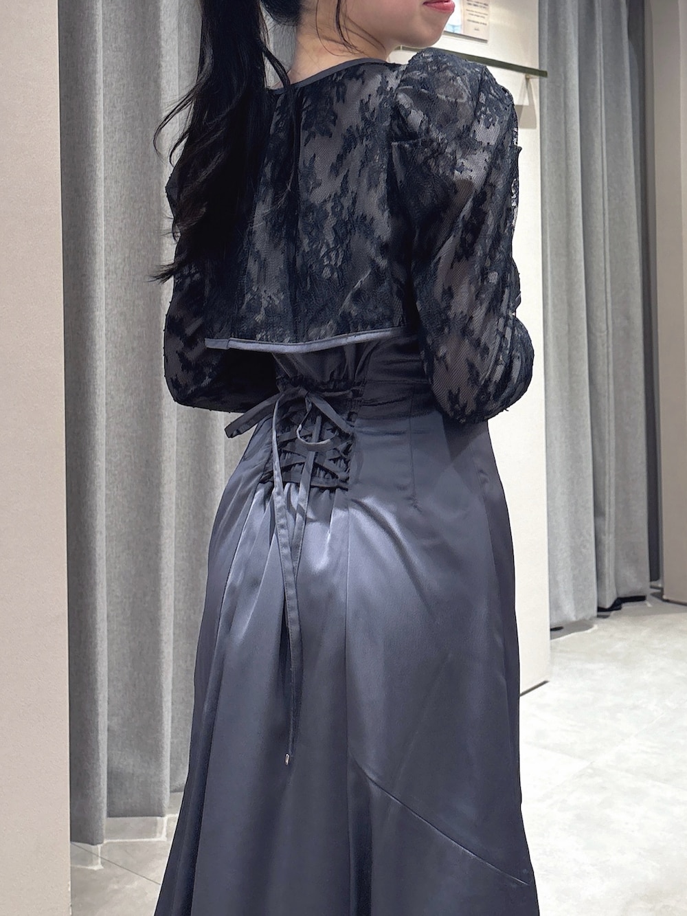 ブラック系のドレス、ブラック系のパンプスを着用したレディースの冬コーディネートの10枚目の写真