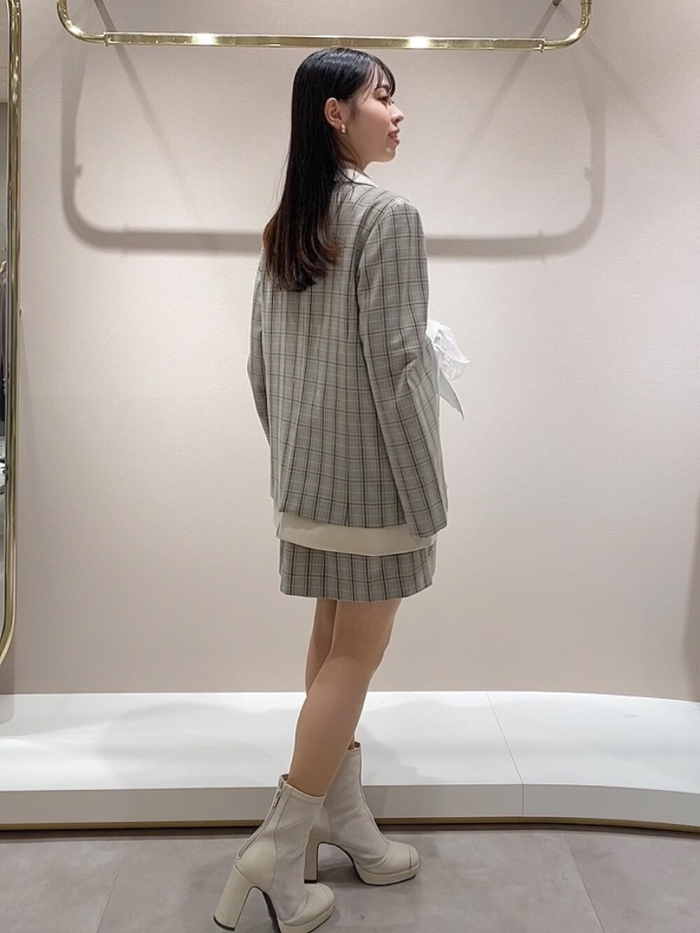 その他のテーラードジャケットを着用したレディースの冬コーディネートの2枚目の写真