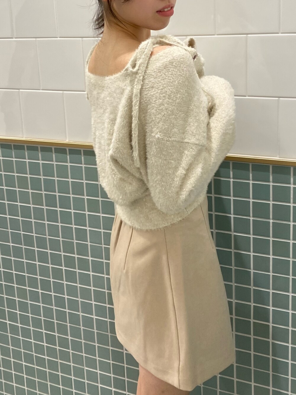 ベージュ系のカーディガン/ボレロ、ベージュ系のスカートを着用したレディースの秋コーディネートの7枚目の写真