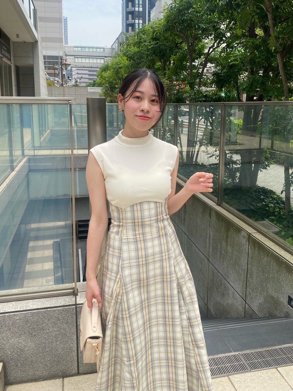 ブラック系のワンピース、ブラック系のサンダルを着用したレディースの夏コーディネートの5枚目の写真