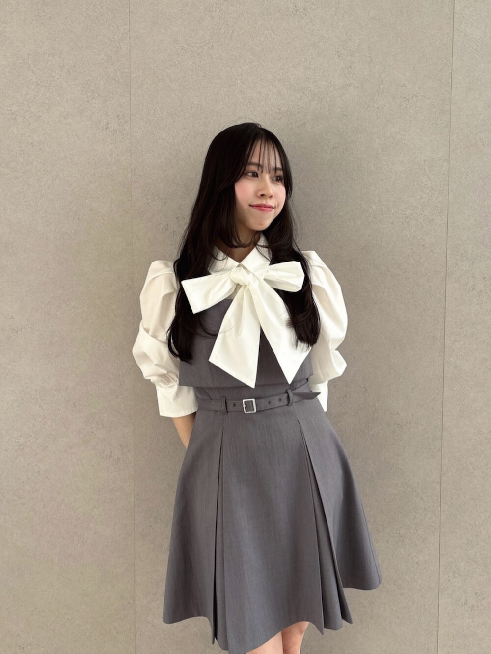 グレー系のワンピースを着用したレディースの冬コーディネートの6枚目の写真