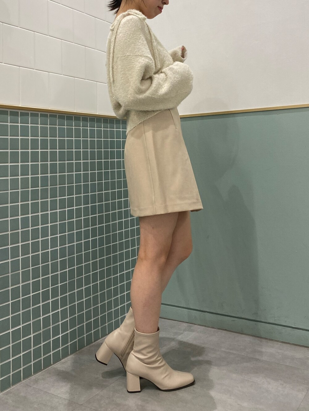 ベージュ系のカーディガン/ボレロ、ベージュ系のスカートを着用したレディースの秋コーディネートの2枚目の写真