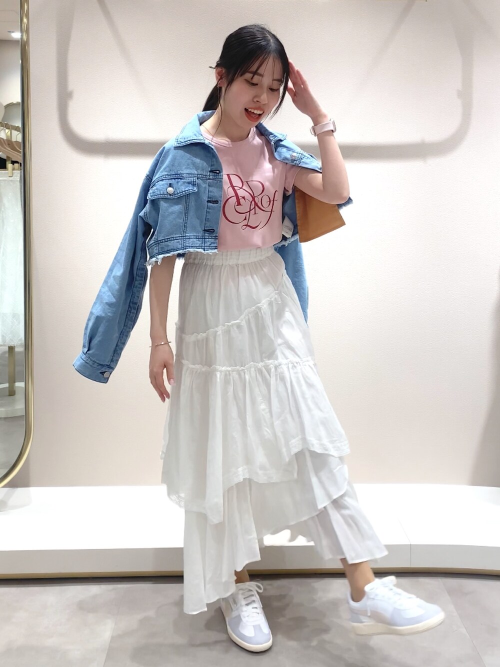 ホワイト系のスカート、パープル系のTシャツ/カットソー、ブルー系のブルゾンを着用したレディースの春コーディネートの3枚目の写真