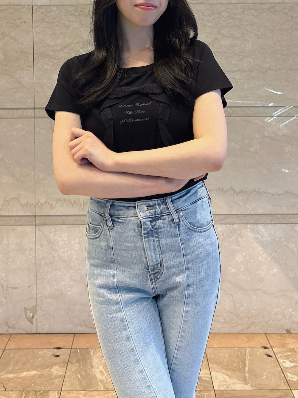 ブラック系のTシャツ/カットソー、ブルー系のデニムパンツ、ブラック系のサンダルを着用したレディースの夏コーディネートの6枚目の写真