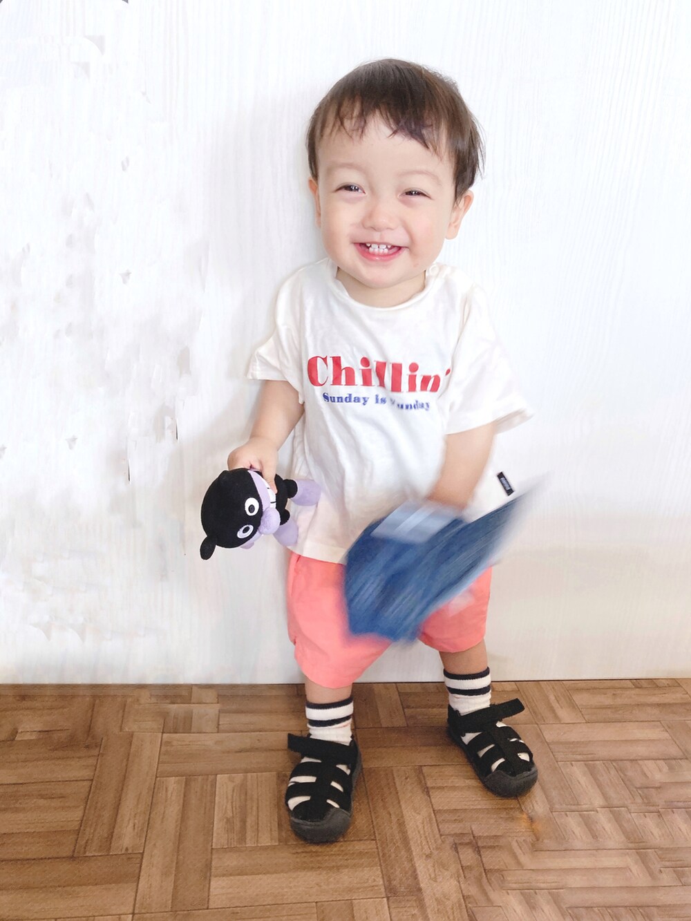 ホワイト系のTシャツ/カットソー、ピンク系のその他パンツ、ブラック系のサンダルを着用したキッズの夏コーディネートの2枚目の写真