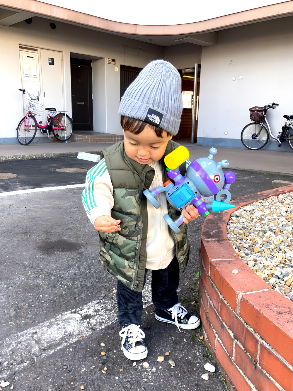 ホワイト系のその他アウター、グリーン系のジャケット/アウター、ブラック系のスニーカーを着用したキッズの冬コーディネートの4枚目の写真