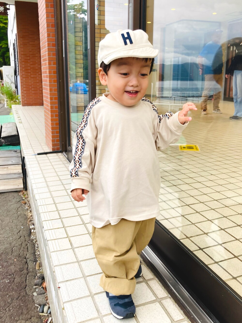 ベージュ系のTシャツ/カットソー、ベージュ系のカーゴパンツ、ブラウン系のシャツ/ブラウスを着用したキッズの秋コーディネートの2枚目の写真