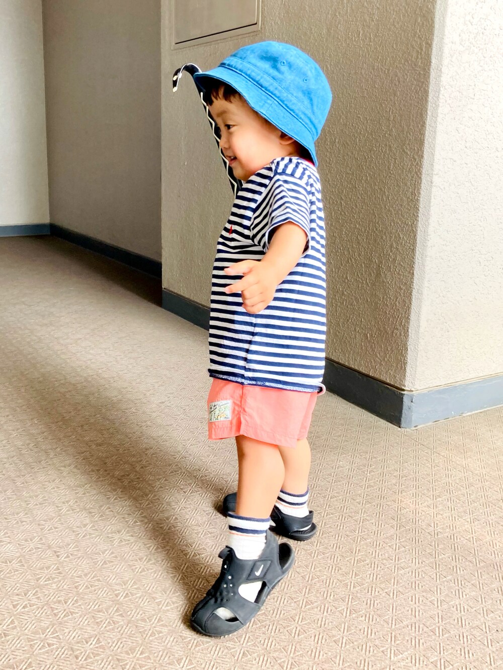 ピンク系のその他パンツ、ブラック系のサンダル、ブルー系のハットを着用したキッズの春コーディネートの3枚目の写真