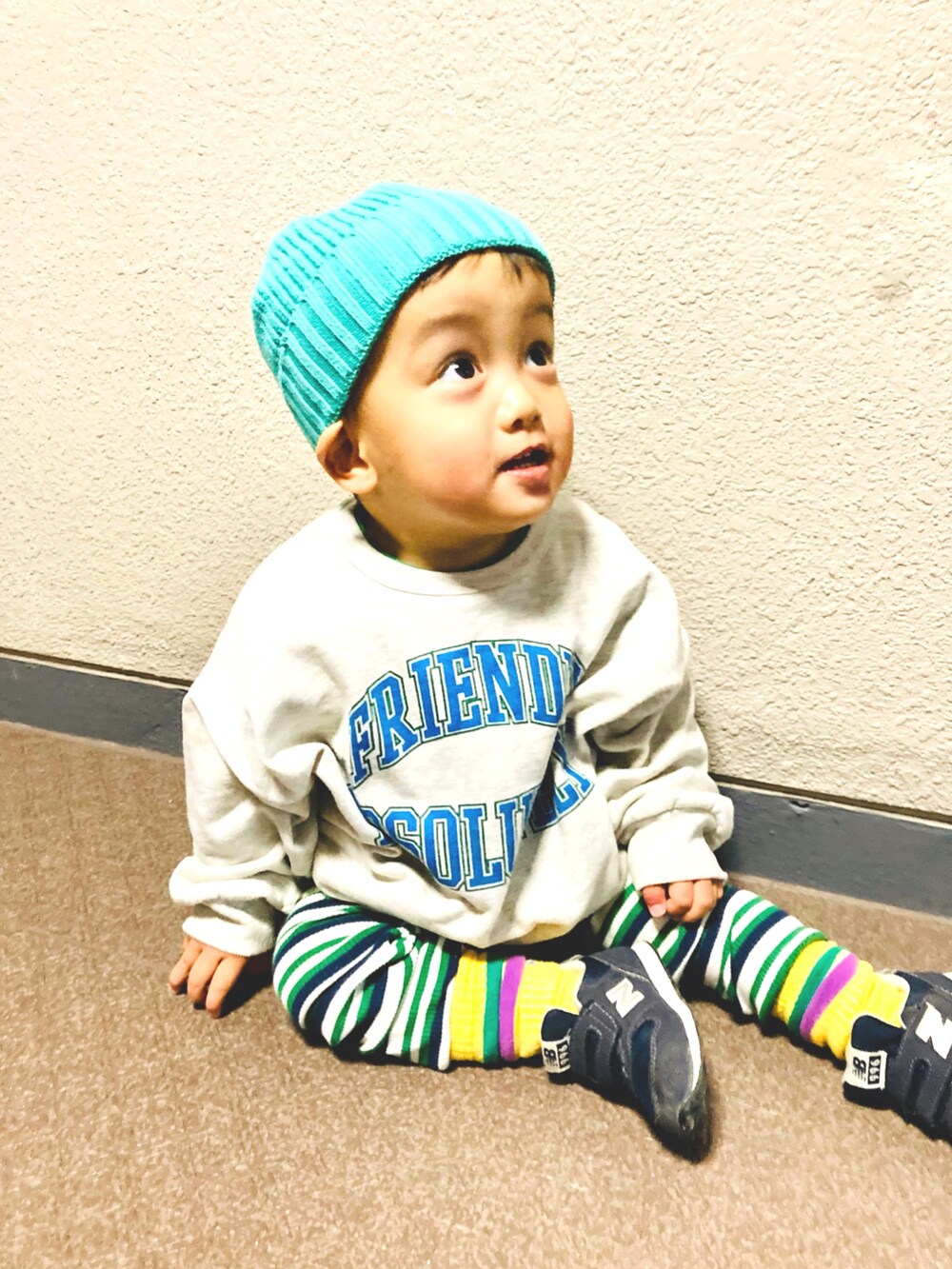 ブルー系のスニーカー、ホワイト系のスウェット、グリーン系のTシャツ/カットソーを着用したキッズの冬コーディネートの3枚目の写真