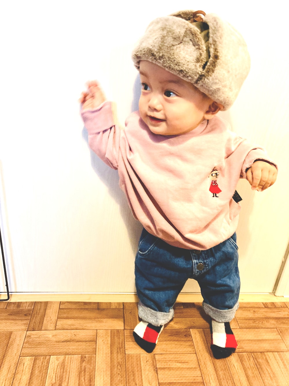 「デニムパンツ、スウェット、くすみカラー、くすみピンク、フライトキャップ、プチプラ、冬コーデ、カジュアル、ゆるコーデ、もこもこ」｜「Birthdayのアイテム（帽子、その他）」を使った、かんちゃ♡さん（キッズ・70cm）の冬コーディネートの2枚目の写真