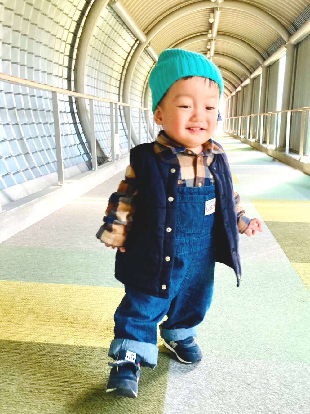 ブルー系のその他アウター、ブラウン系のシャツ/ブラウス、ブルー系のサロペット/オーバーオールを着用したキッズの秋コーディネートの2枚目の写真