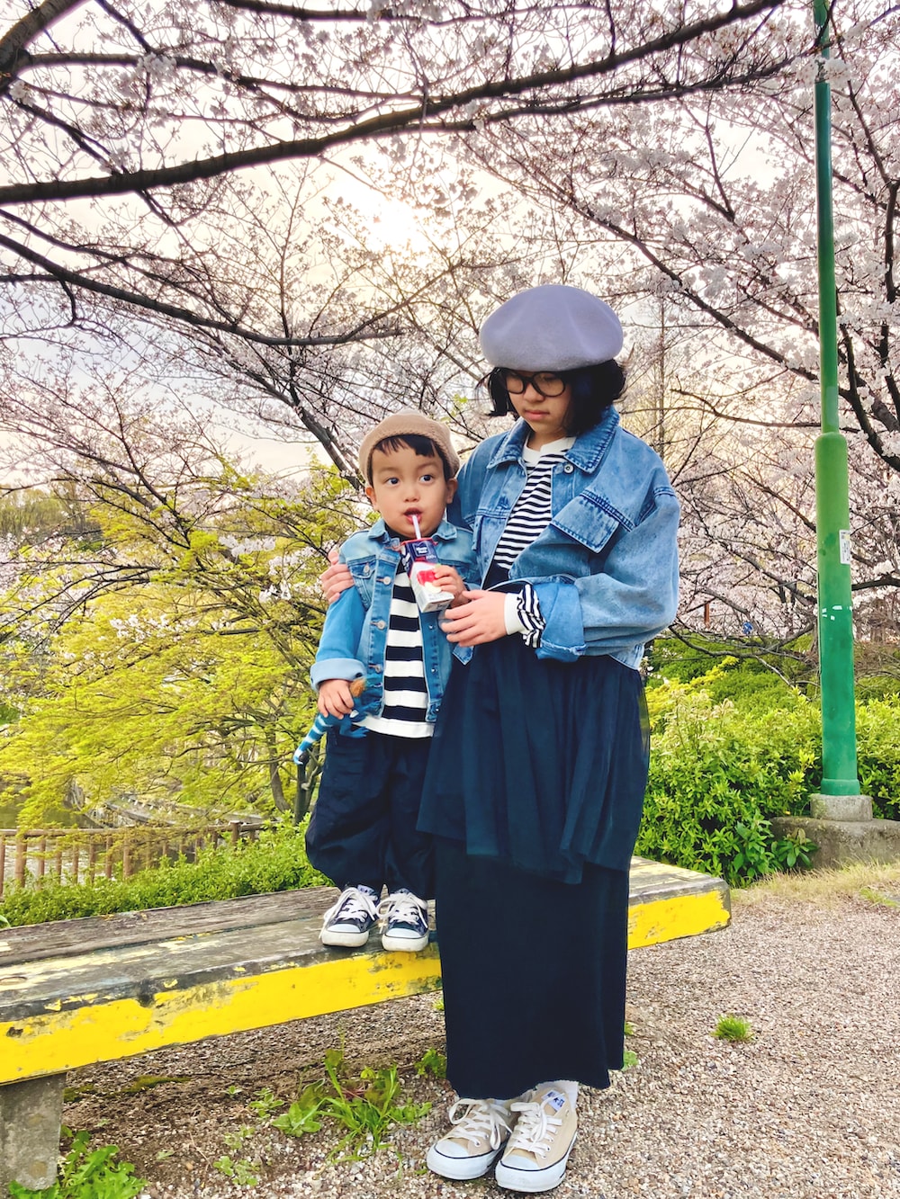 ブラック系のTシャツ/カットソー、ブルー系のデニムジャケット、ブラック系のスニーカーを着用したキッズの春コーディネートの3枚目の写真