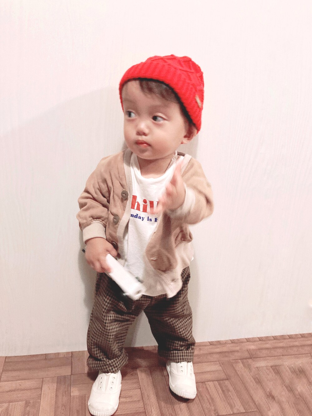 ブラウン系のパンツ、ホワイト系のTシャツ/カットソー、ブラウン系のミリタリージャケットを着用したキッズの夏コーディネートの2枚目の写真