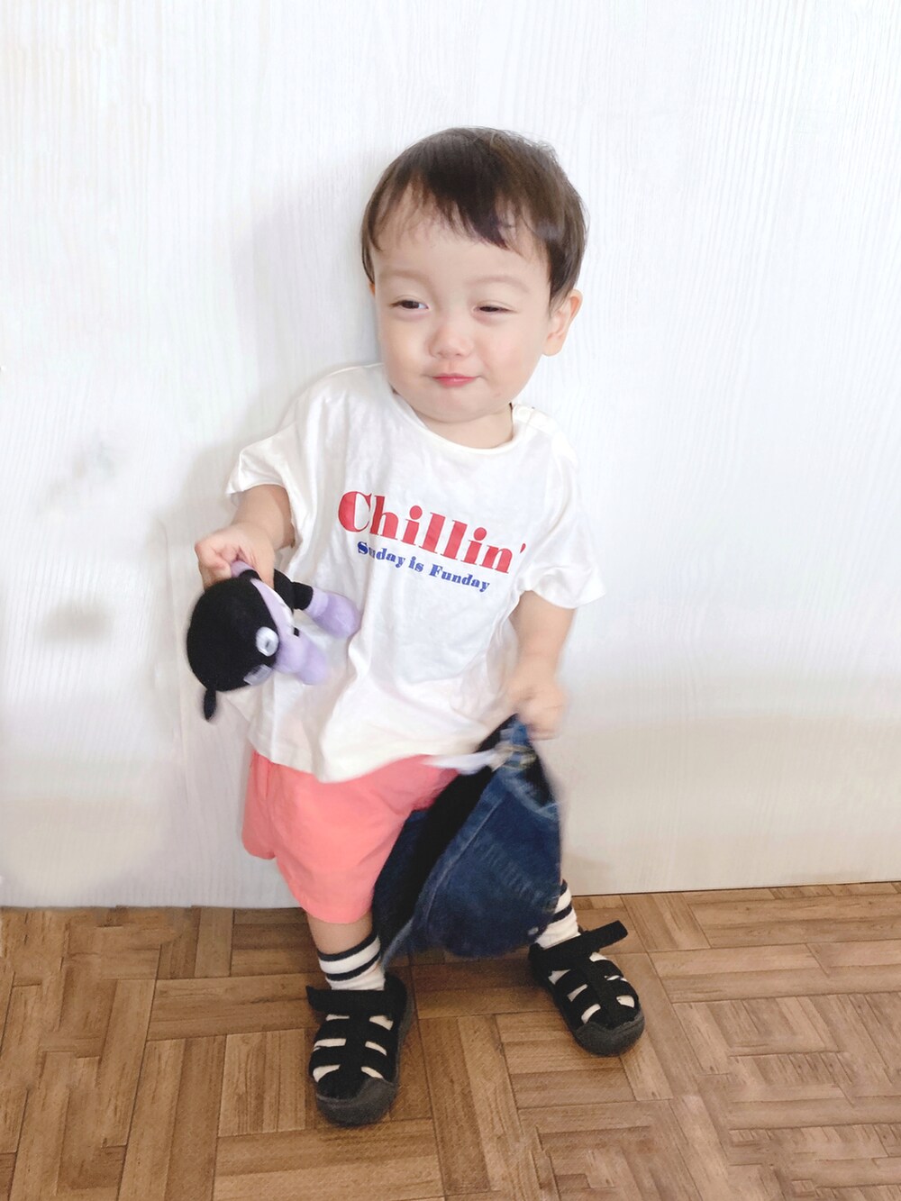 ホワイト系のTシャツ/カットソー、ピンク系のその他パンツ、ブラック系のサンダルを着用したキッズの夏コーディネートの3枚目の写真