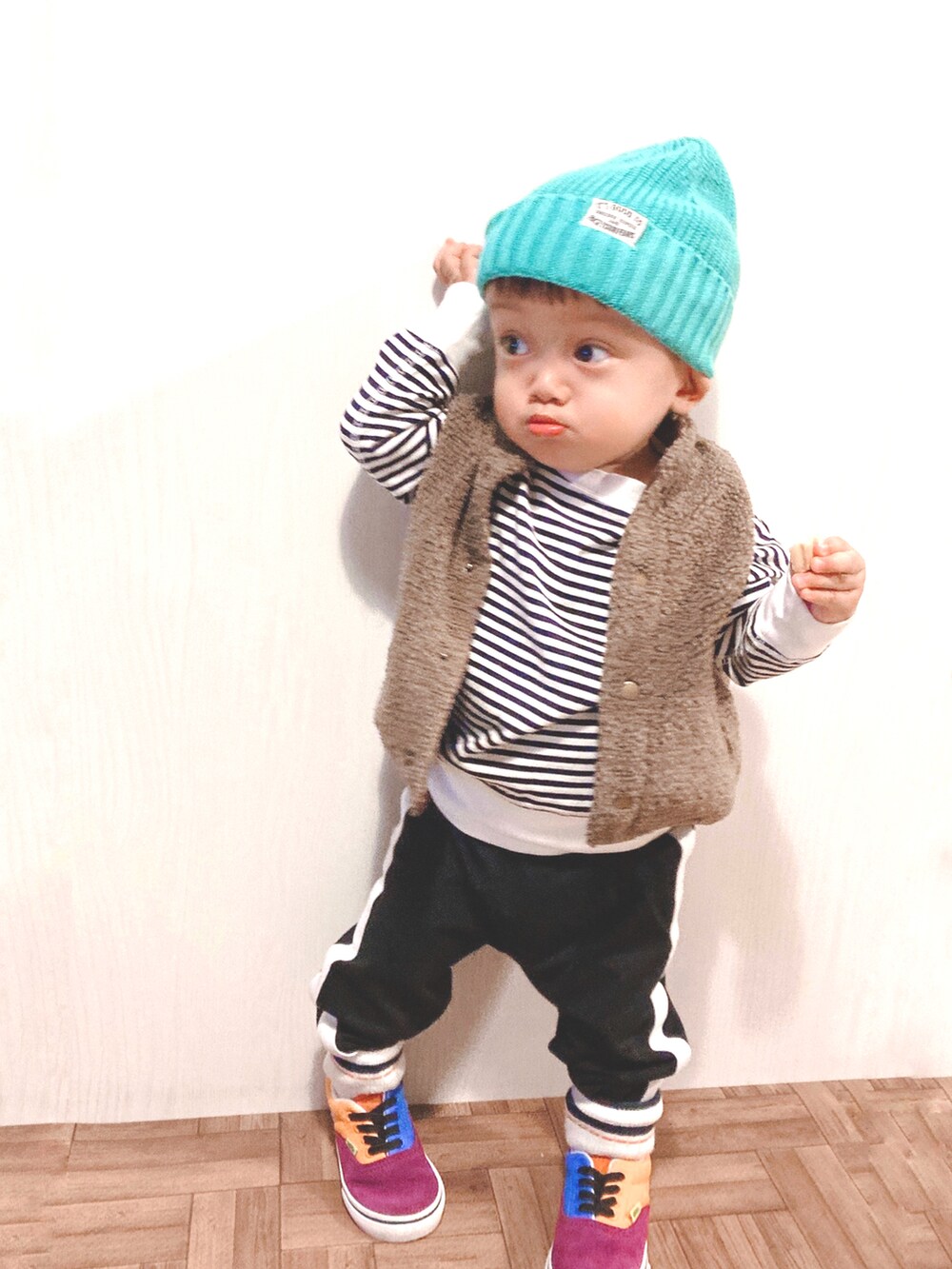 ブラウン系のベスト、ブルー系のTシャツ/カットソー、その他のスニーカーを着用したキッズの秋コーディネートの2枚目の写真