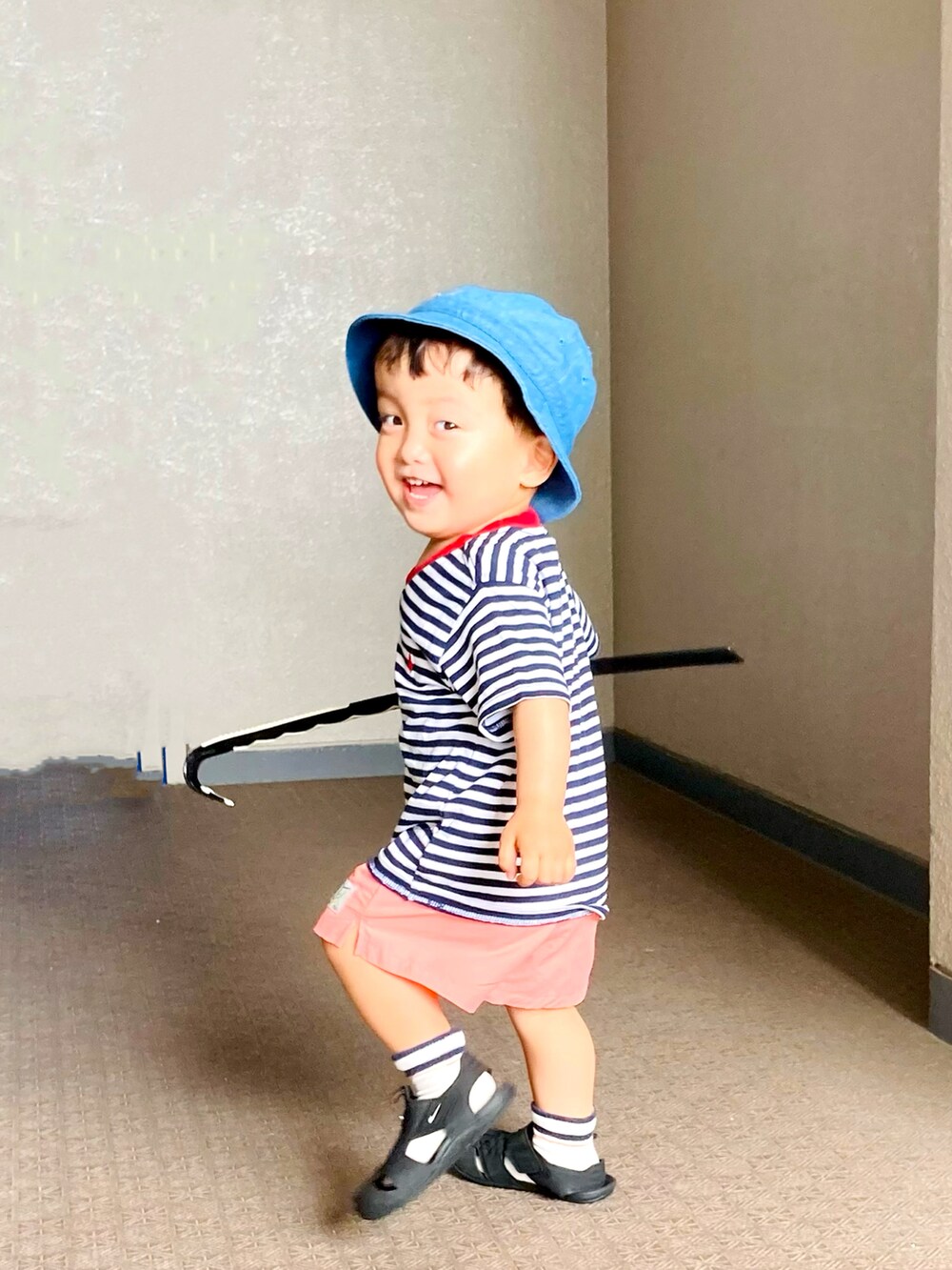 ピンク系のその他パンツ、ブラック系のサンダル、ブルー系のハットを着用したキッズの春コーディネートの4枚目の写真