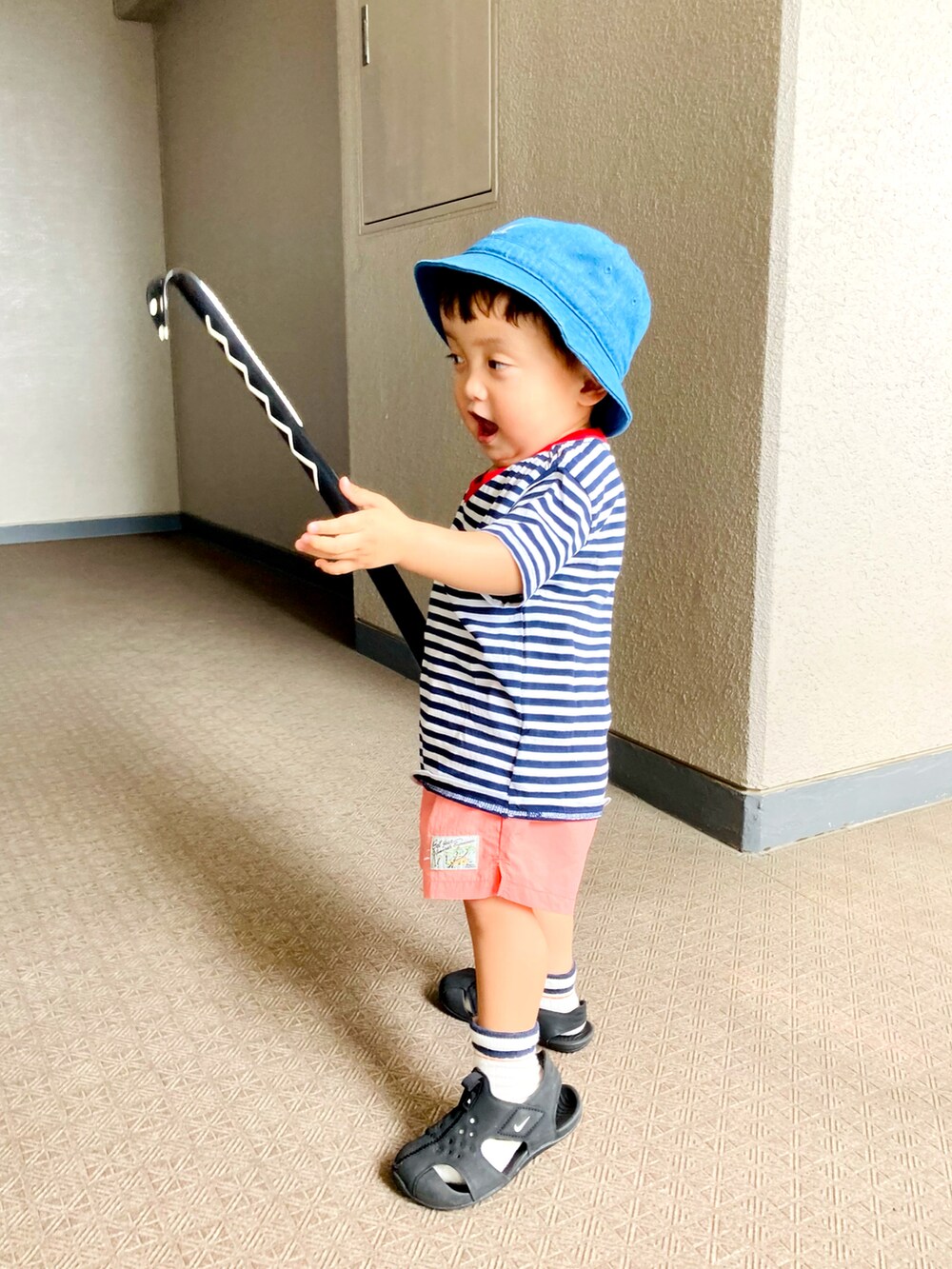 ピンク系のその他パンツ、ブラック系のサンダル、ブルー系のハットを着用したキッズの春コーディネートの2枚目の写真