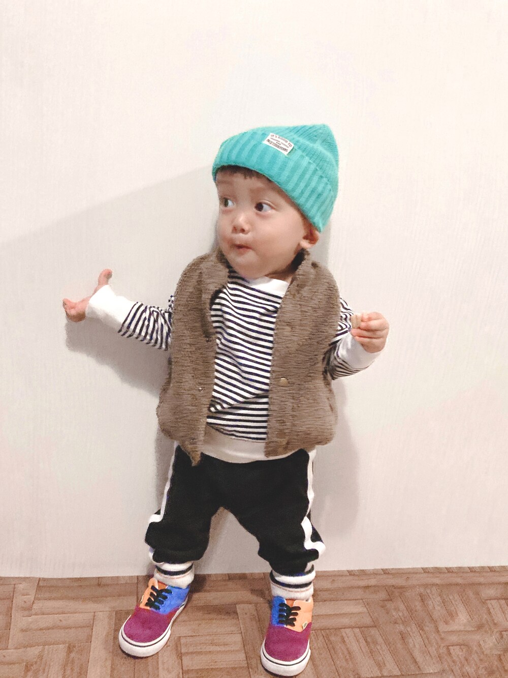 ブラウン系のベスト、ブルー系のTシャツ/カットソー、その他のスニーカーを着用したキッズの秋コーディネートの3枚目の写真