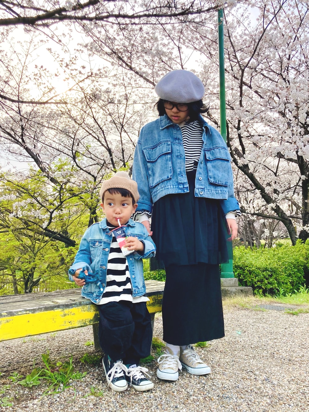 ブラック系のTシャツ/カットソー、ブルー系のデニムジャケット、ブラック系のスニーカーを着用したキッズの春コーディネートの2枚目の写真