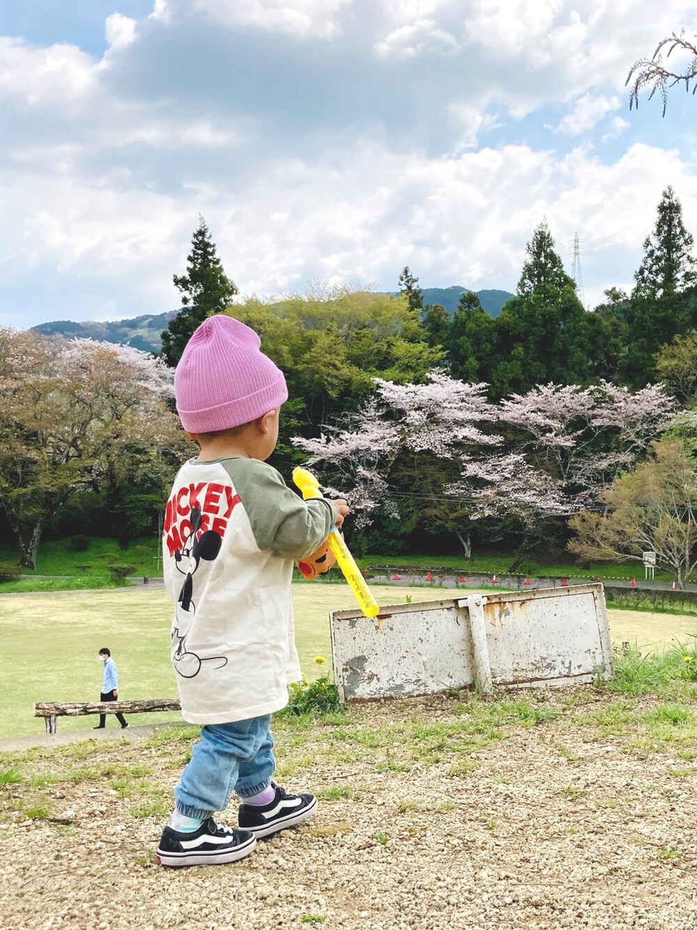 ホワイト系のTシャツ/カットソー、ブルー系のデニムパンツ、ブラック系のスニーカーを着用したキッズの春コーディネートの3枚目の写真