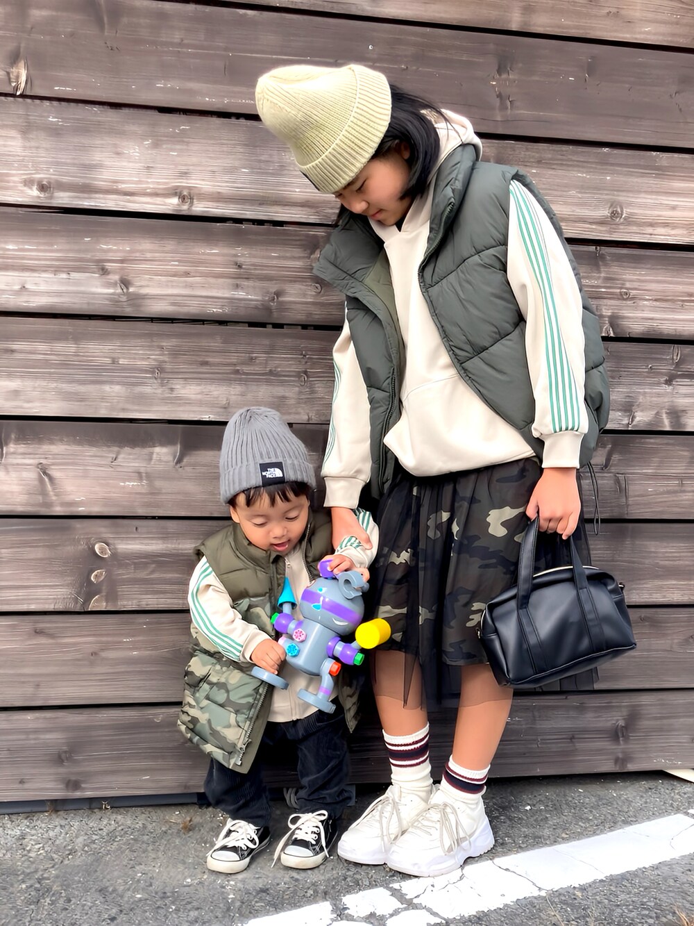 ホワイト系のその他アウター、グリーン系のジャケット/アウター、ブラック系のスニーカーを着用したキッズの冬コーディネートの2枚目の写真