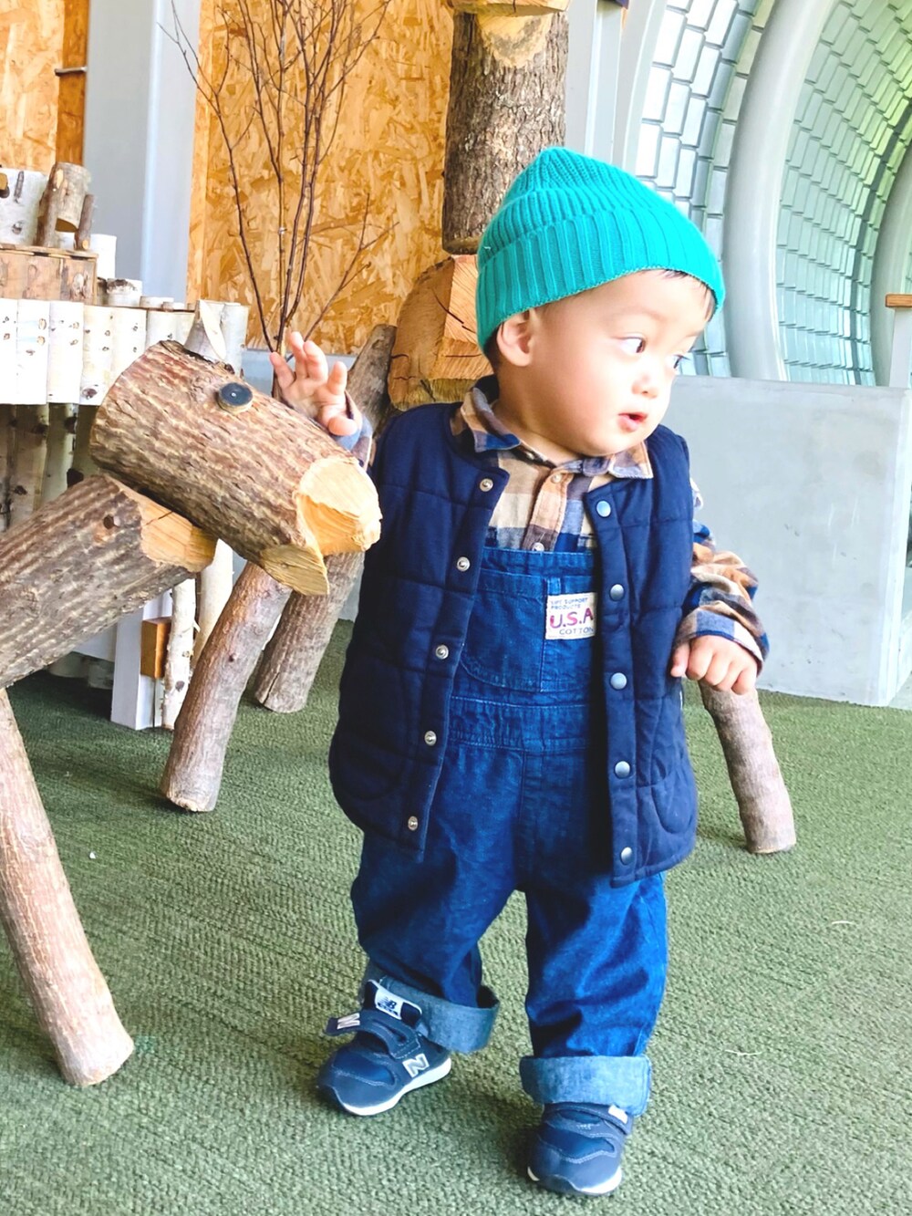 ブルー系のその他アウター、ブラウン系のシャツ/ブラウス、ブルー系のサロペット/オーバーオールを着用したキッズの秋コーディネートの3枚目の写真