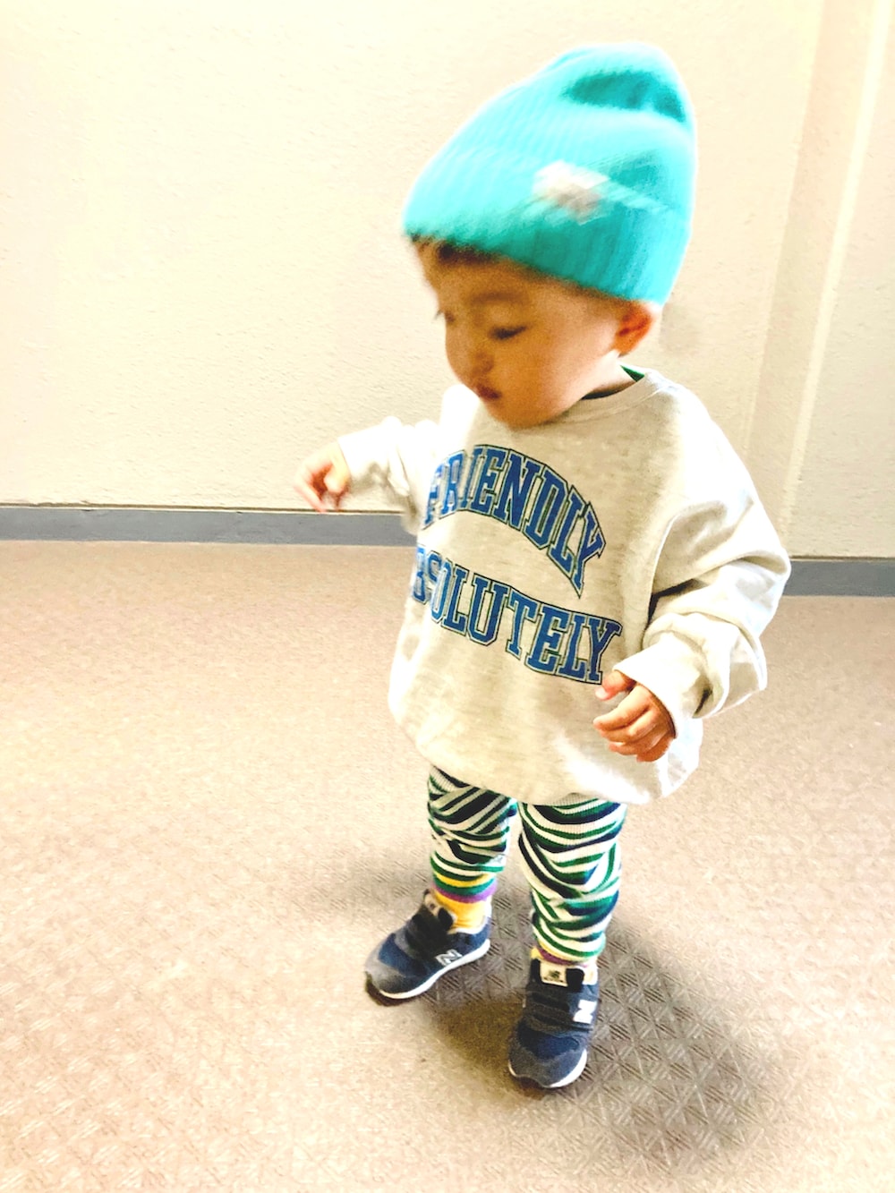 ブルー系のスニーカー、ホワイト系のスウェット、グリーン系のTシャツ/カットソーを着用したキッズの冬コーディネートの2枚目の写真