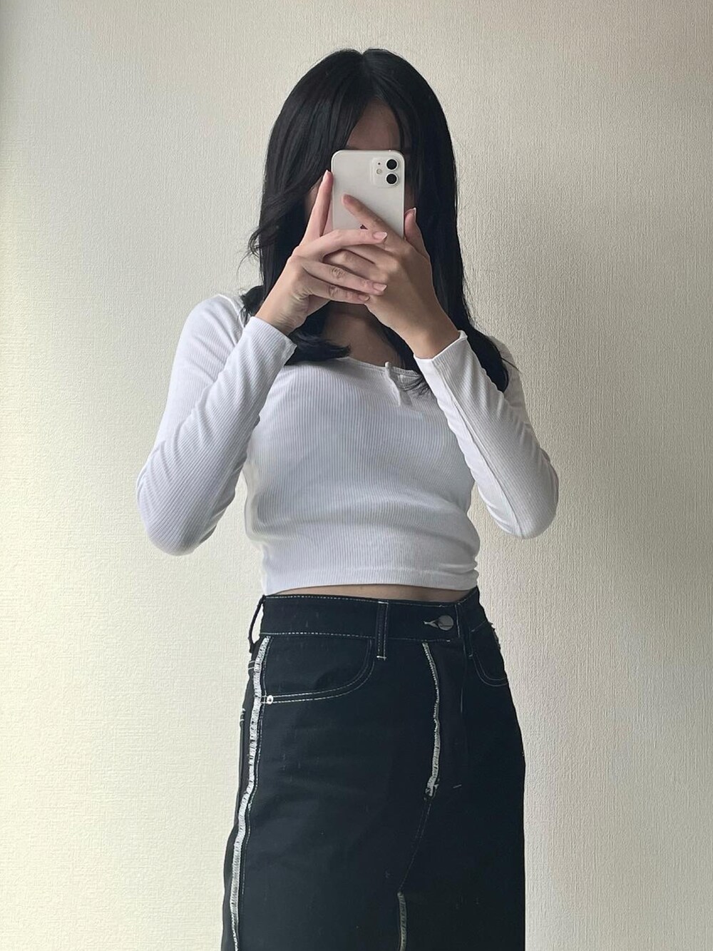 ブラック系のデニムパンツ、ホワイト系のTシャツ/カットソーを着用したレディースの秋コーディネートの2枚目の写真