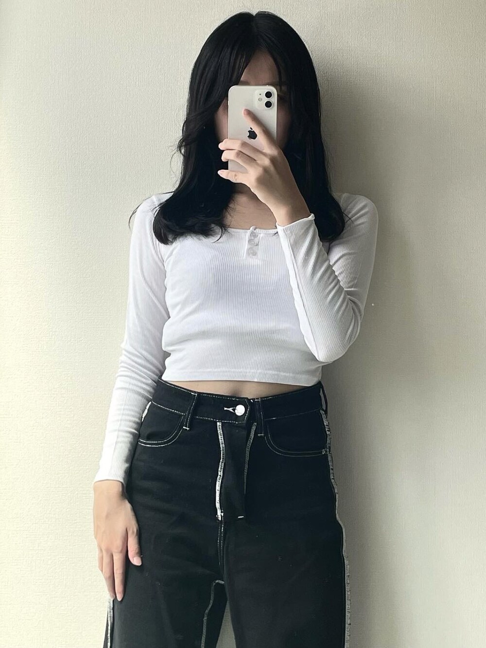 ブラック系のデニムパンツ、ホワイト系のTシャツ/カットソーを着用したレディースの秋コーディネートの3枚目の写真