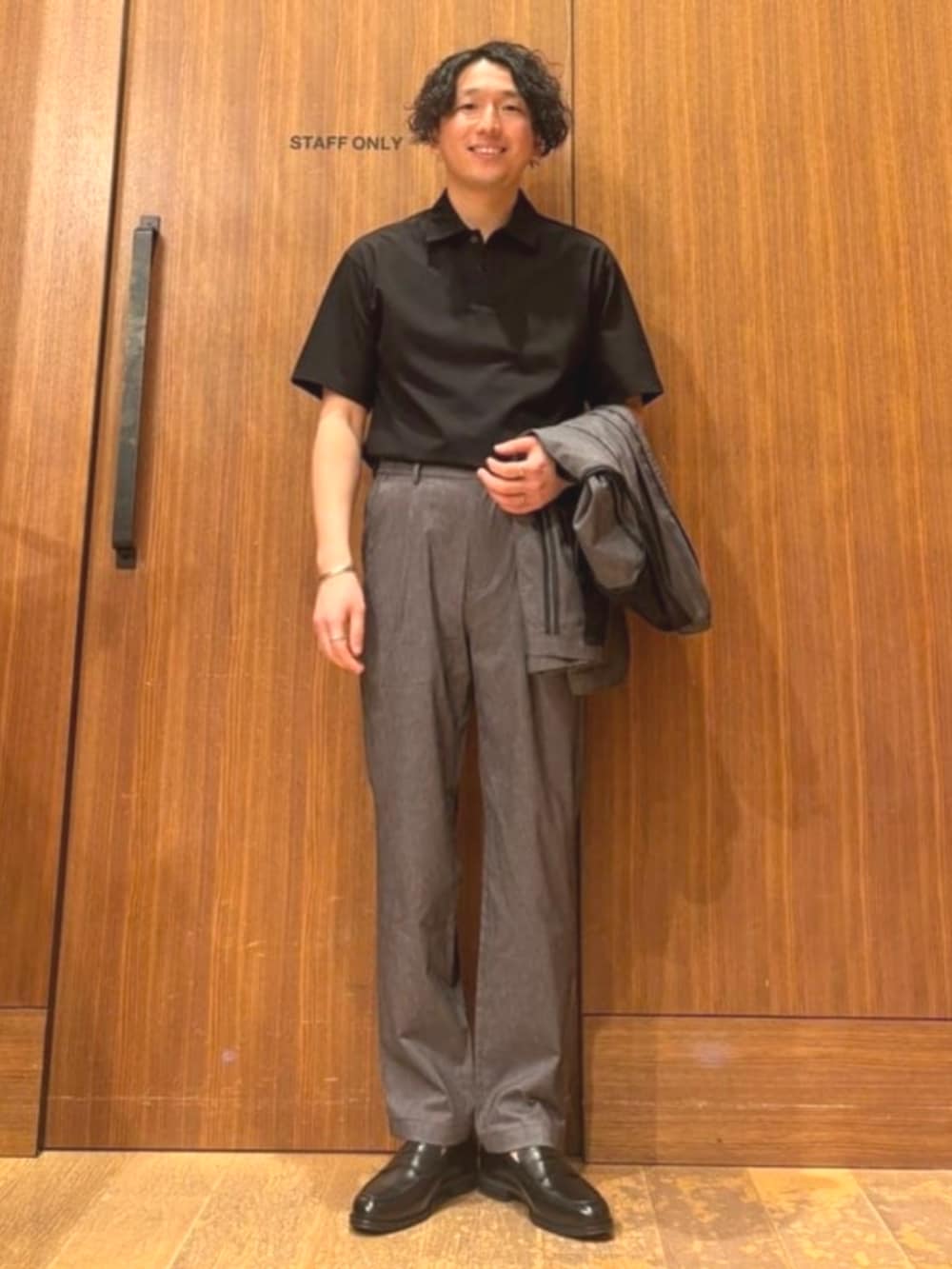 「BEAMS HEARTのBEAMS HEART / ナイロン トートバッグ（トートバッグ、ブラック系）」を使った、BEAMS HEART MENさん（メンズ・166cm）の夏コーディネートの2枚目の写真