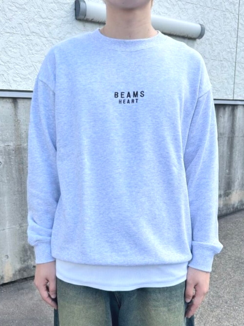 「秋服準備はじめました、デートコーデ、お出かけコーデ、メンズコーデ、メンズファッション、ストリート、ストリートコーデ、ワイドパンツ、休日スタイル、オトナカジュアル、秋服、シンプル、ショルダーバッグ」｜「BEAMS HEARTのBEAMS HEART ロゴ 刺繍 スウェット（スウェット、グレー系）」を使った、BEAMS HEART MENさん（メンズ・171cm）の夏コーディネートの3枚目の写真