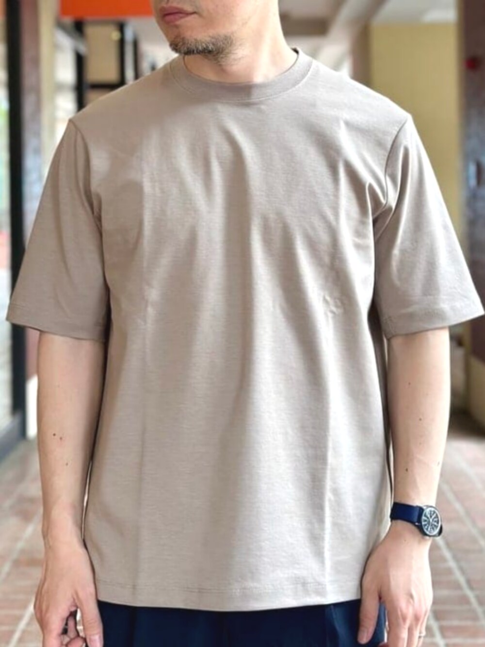 ブルー系のトートバッグ、ベージュ系のTシャツ/カットソー、ブルー系のテーラードジャケットを着用したメンズの夏コーディネートの8枚目の写真