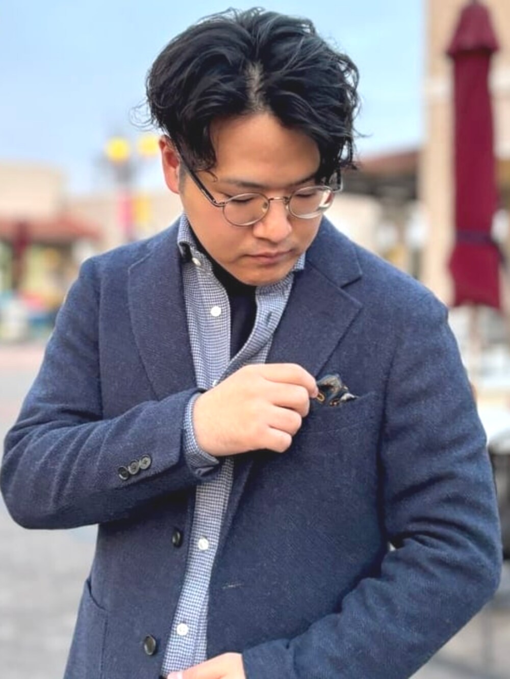 ブルー系のシャツ/ブラウス、ブルー系のテーラードジャケット、ブルー系のニット/セーターを着用したメンズの冬コーディネートの3枚目の写真