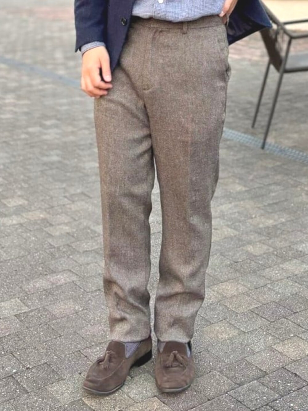 ブルー系のシャツ/ブラウス、ブルー系のテーラードジャケット、ブルー系のニット/セーターを着用したメンズの冬コーディネートの6枚目の写真