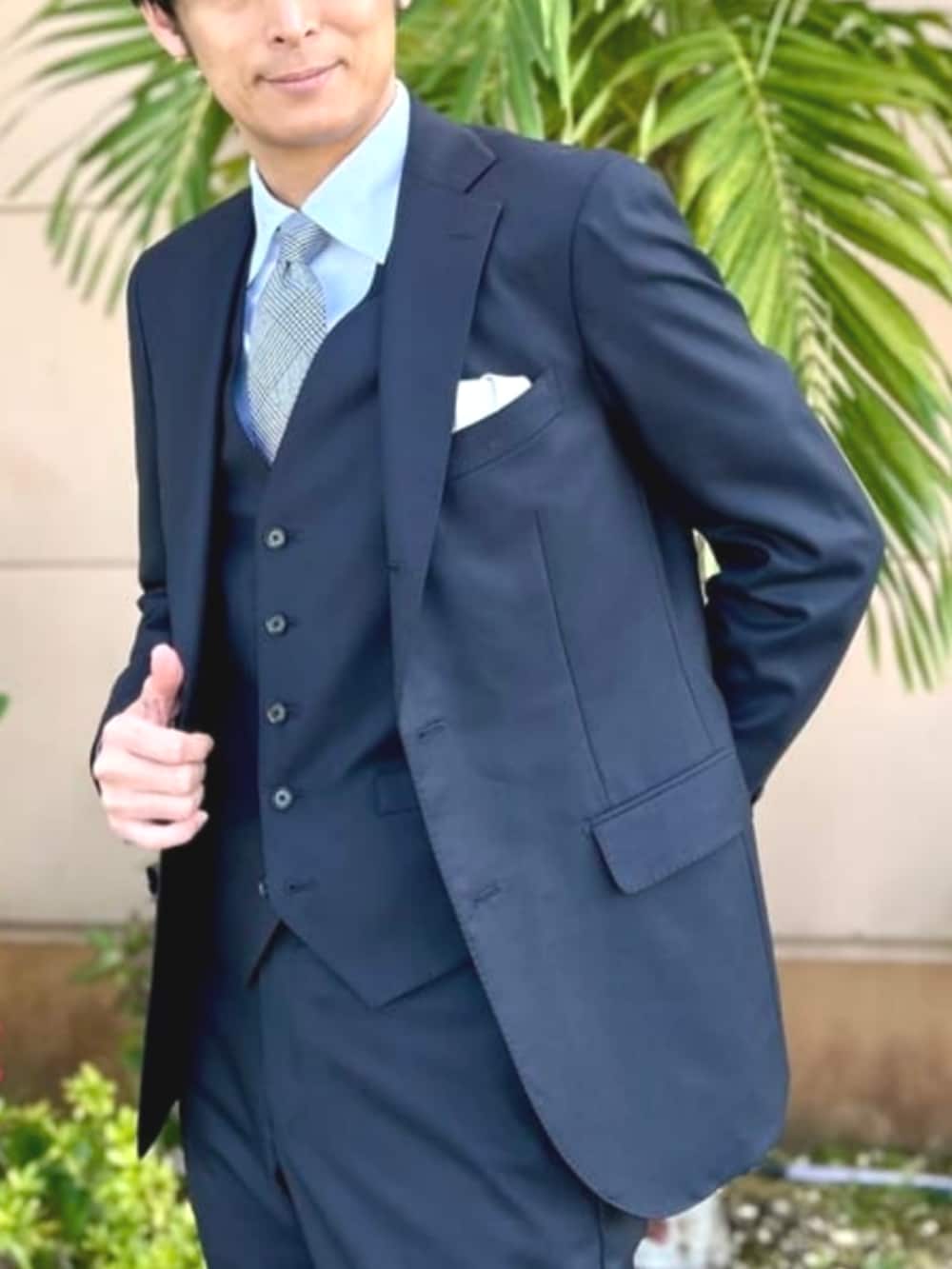 ブラック系のドレスシューズ、ブルー系のシャツ/ブラウス、ブラック系のネクタイを着用したメンズの冬コーディネートの2枚目の写真