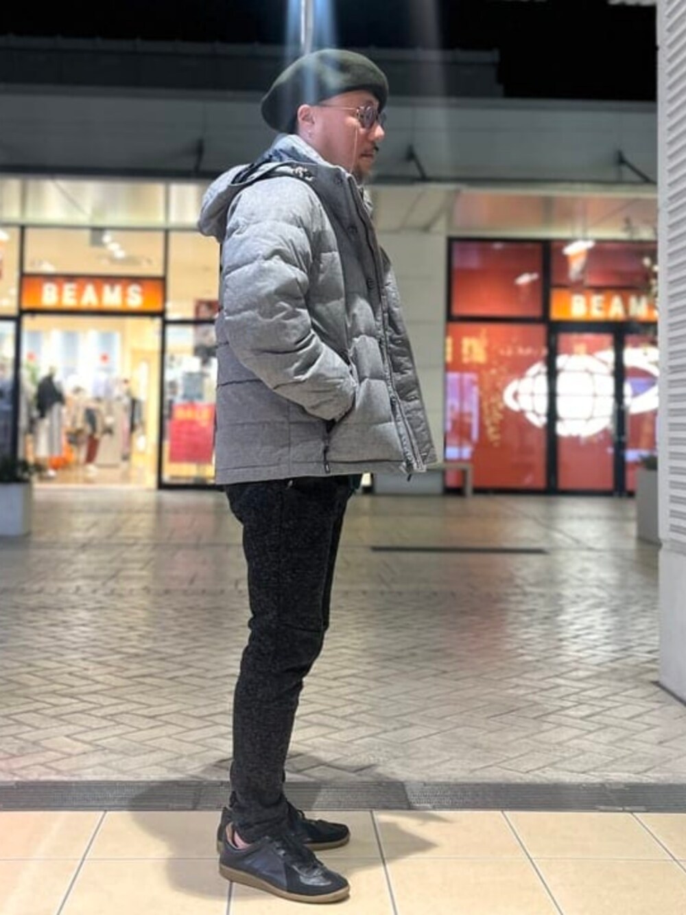 グレー系のダウンジャケット/コート、グリーン系のポロシャツを着用したメンズの冬コーディネートの4枚目の写真