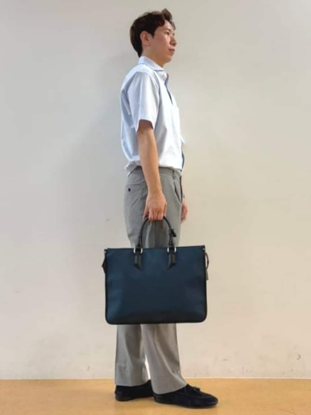 「BEAMS HEARTのナイロン×レザー ブリーフバッグ（ビジネスバッグ、ブルー系）」を使った、BEAMS HEART MENさん（メンズ・176cm）の夏コーディネートの2枚目の写真