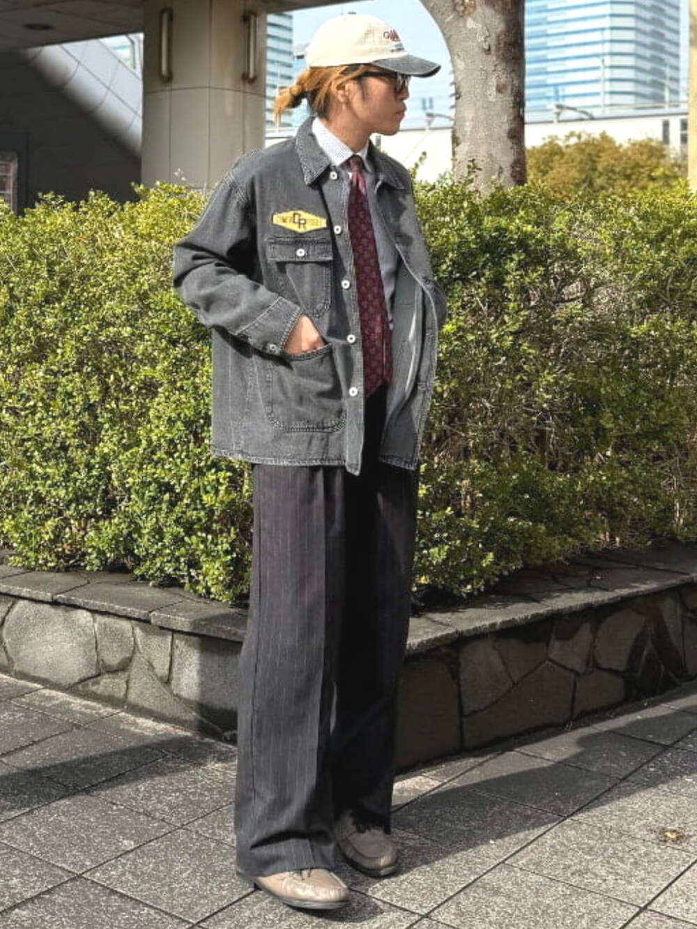 BEAMS HEART MENさんの「ボスリントン 調光 ファッショングラス（BEAMS HEART）」を使ったコーディネートの2枚目の写真