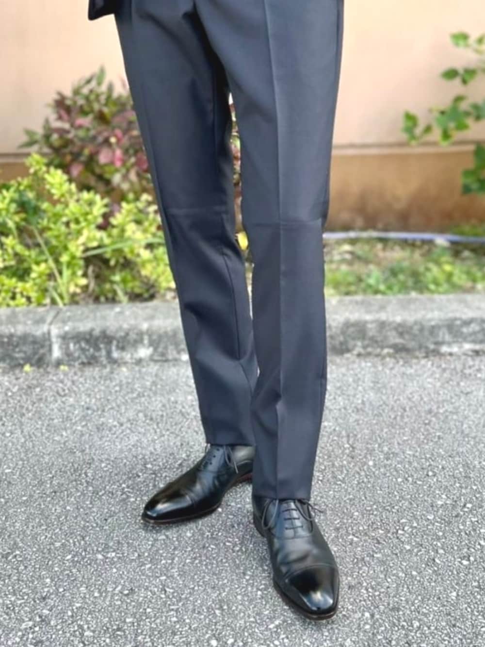 ブラック系のドレスシューズ、ブルー系のシャツ/ブラウス、ブラック系のネクタイを着用したメンズの冬コーディネートの3枚目の写真