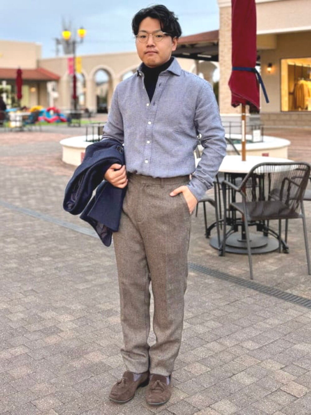 ブルー系のシャツ/ブラウス、ブルー系のテーラードジャケット、ブルー系のニット/セーターを着用したメンズの冬コーディネートの4枚目の写真