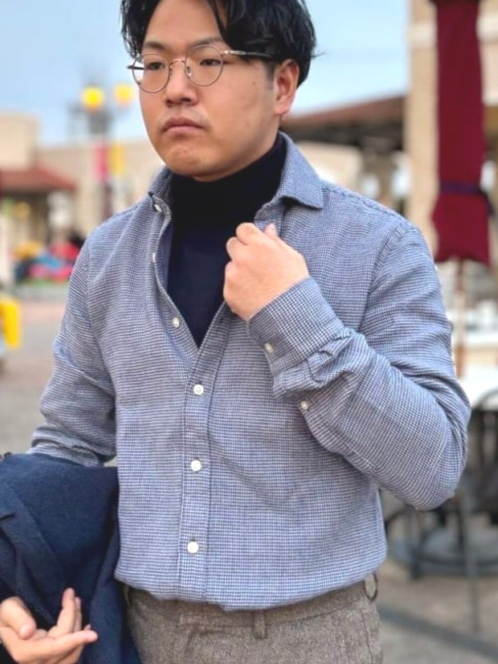 ブルー系のシャツ/ブラウス、ブルー系のテーラードジャケット、ブルー系のニット/セーターを着用したメンズの冬コーディネートの5枚目の写真