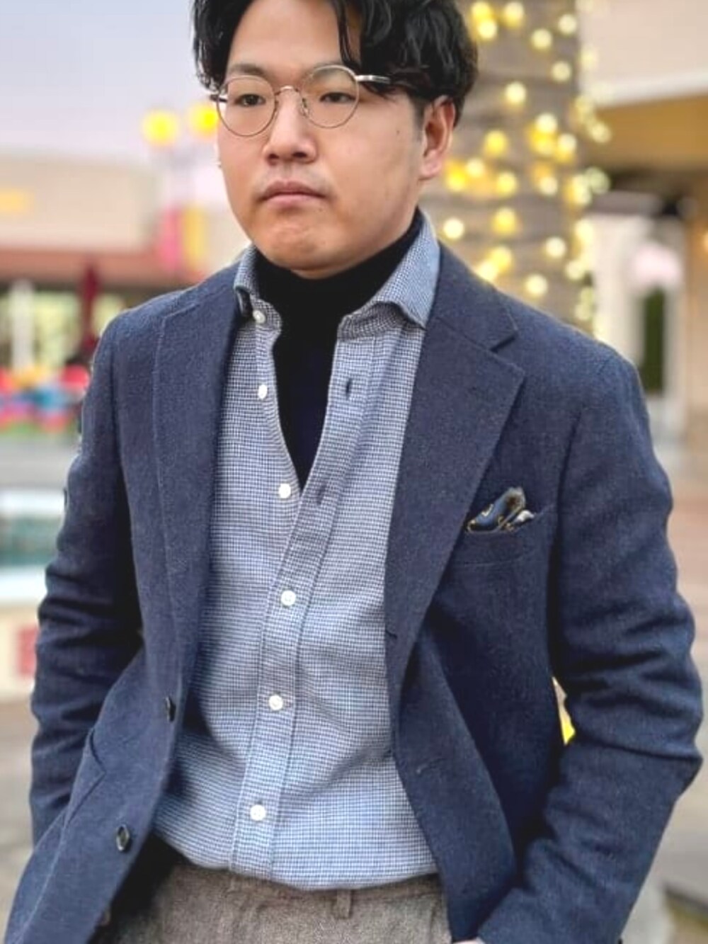 ブルー系のシャツ/ブラウス、ブルー系のテーラードジャケット、ブルー系のニット/セーターを着用したメンズの冬コーディネートの2枚目の写真